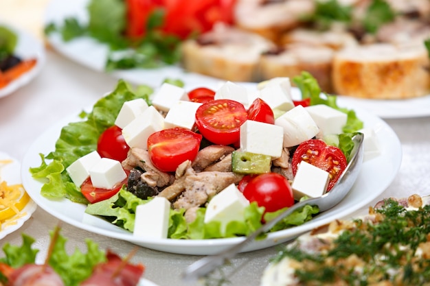 Insalata leggera con formaggio, prezzemolo e spezie