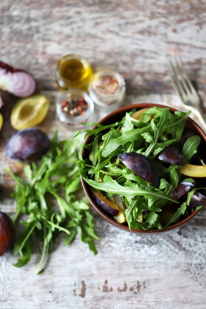 Insalata leggera con rucola e prugne.