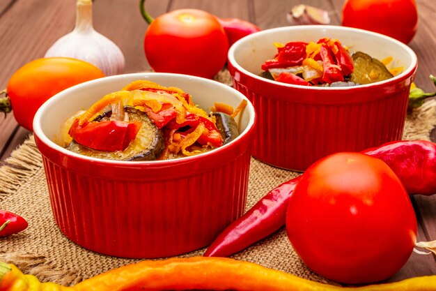 Insalata marinata con verdure in salamoia: melanzane, carota, pepe, pomodoro, aglio