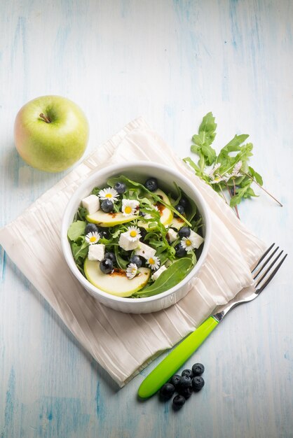 Insalata mista con feta mela rucola mirtillo e margherita