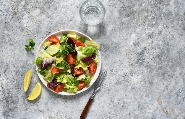 Insalata mista di verdure con pomodori e salsa.