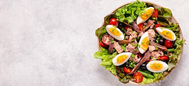 Insalata Nicoise con tonno uova fagiolini pomodori olive lattuga e acciughe