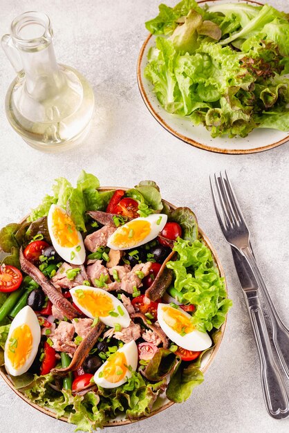 Insalata Nicoise con tonno uova fagiolini pomodori olive lattuga e acciughe