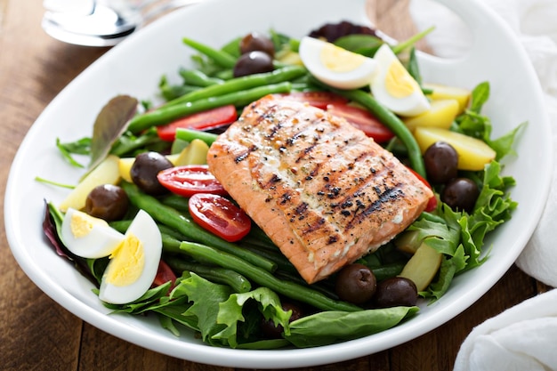 Insalata nicoise di salmone alla griglia