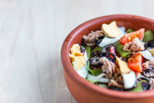 Insalata nizzarda con tonno, fagiolini, basilico e verdure fresche