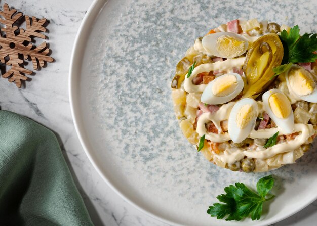 Insalata Olivier sdraiato su un piatto sul tavolo Servire sul tavolo