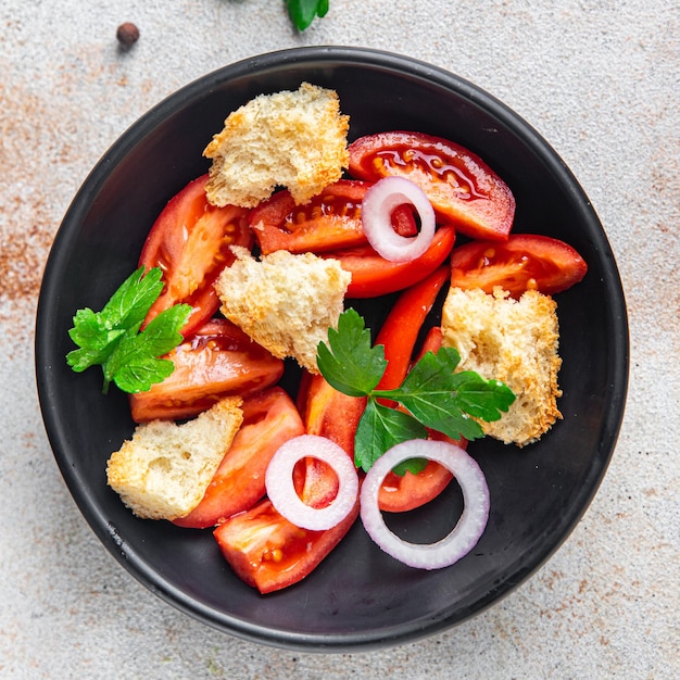 Insalata Panzanella pane tostato essiccato pomodoro cipolla pasto snack spazio copia sfondo alimentare rustic