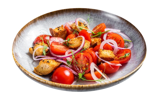 Insalata Panzanella vegetariana fresca con pomodori, cipolla e crouton di alta qualità sullo sfondo bianco isolato