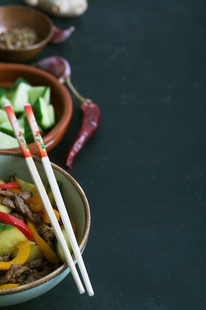 Insalata piccante asiatica tradizionale con manzo e verdure