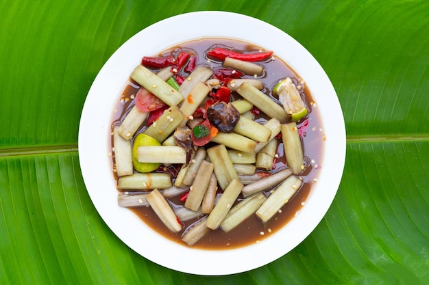 Insalata piccante con gambo di loto Ricette di cibo tailandese