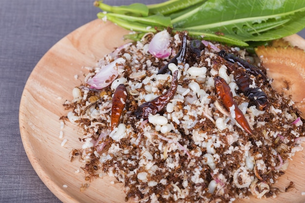 Insalata piccante delle uova della formica con le erbe