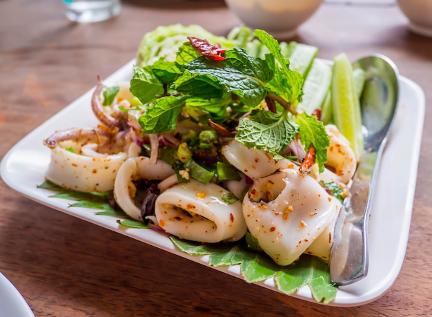 Insalata piccante di calamari con erbe