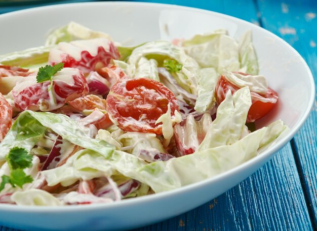 Insalata piccante di cavolo messicano , close up Chipotle chile e cumino ravvivano l' insalata di cavolo croccante