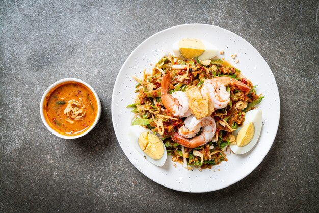 Insalata piccante di fagioli di ala o di betel con gamberi e gamberi