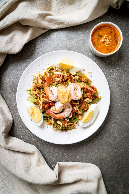 Insalata piccante di fagioli di ala o di betel con gamberi e gamberi