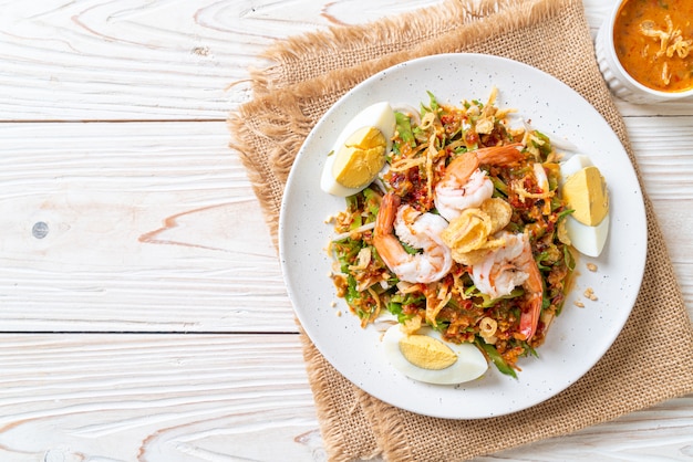 Insalata piccante di fagioli di ala o di betel con gamberi e gamberi