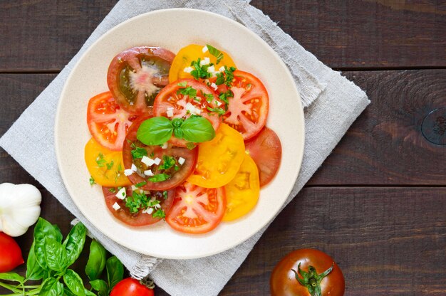 Insalata piccante di pomodori gialli e rossi