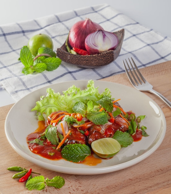 Insalata piccante di sardine in scatola