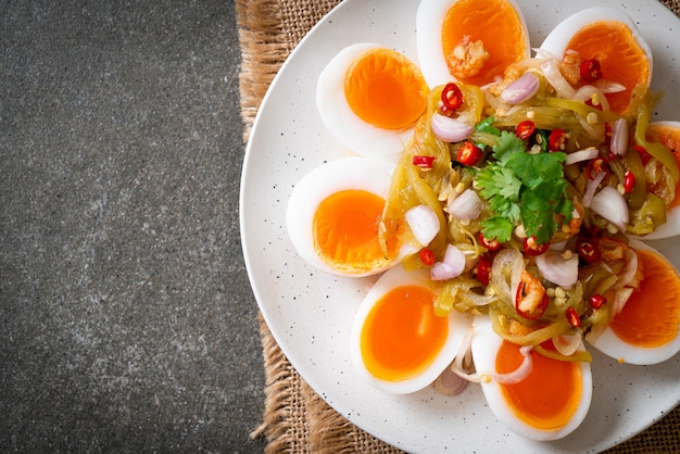 Insalata piccante di uova sode morbide - stile di cibo sano