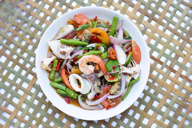 Insalata piccante tailandese con frutti di mare