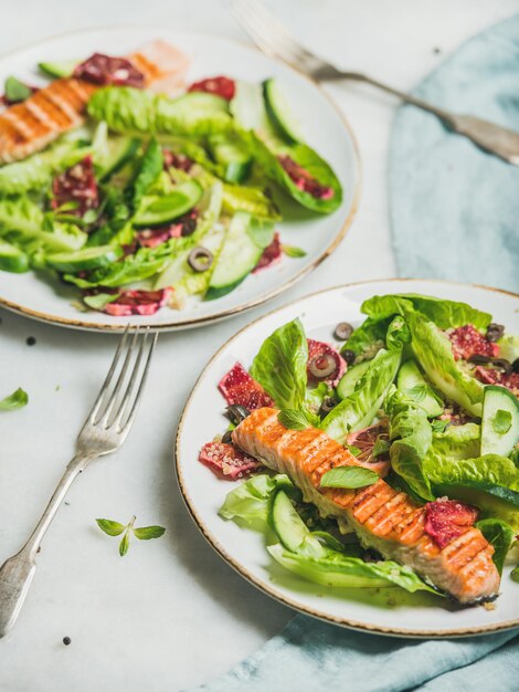 Insalata primaverile sana e energetica con quinoa all'arancia e salmone grigliato