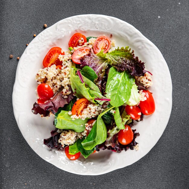 insalata quinoa pomodoro lattuga verde mix pasto sano cibo spuntino sul tavolo copia spazio cibo