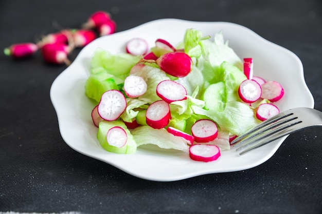 insalata ravanello vegetale cetriolo lattuga foglia fresco pasto sano cibo spuntino sul tavolo