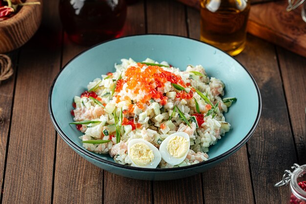 Insalata russa di olive con salmone e caviale