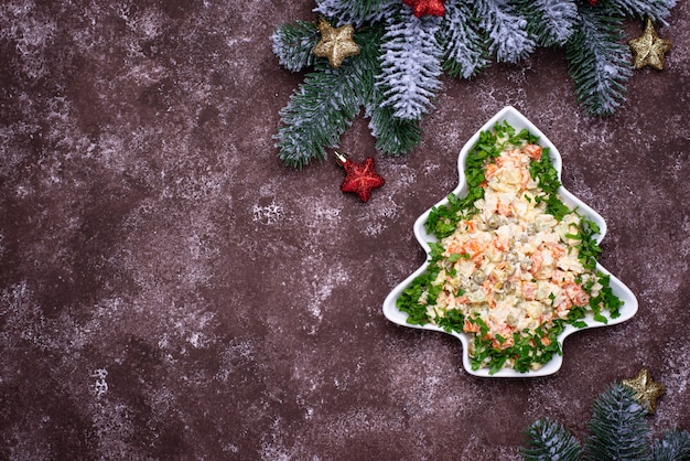 Insalata russa tradizionale di Capodanno Olivier a forma di albero