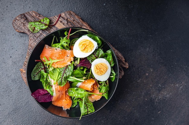 Insalata salmone salato uova foglie verdi lattuga porzione fresca pasto sano dieta spuntino