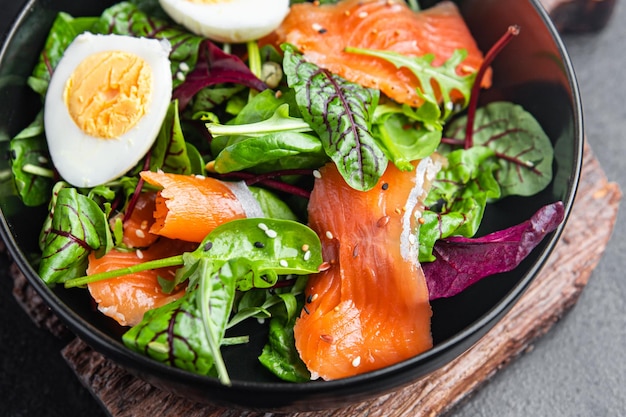 Insalata salmone salato uova foglie verdi lattuga porzione fresca pasto sano dieta spuntino