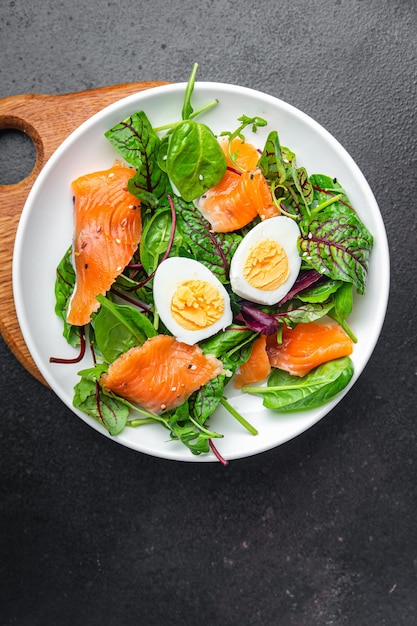 Insalata salmone salato uova foglie verdi lattuga porzione fresca pasto sano dieta spuntino