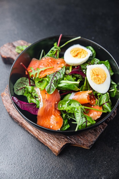 insalata salmone uovo verde foglie lattuga porzione fresca pasto sano dieta alimentare spuntino sul tavolo