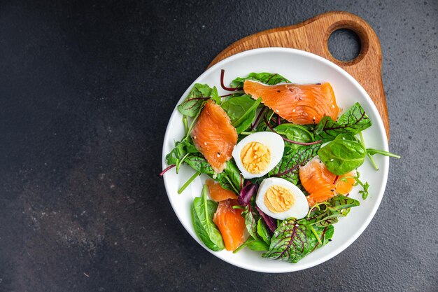 insalata salmone uovo verde foglie lattuga porzione fresca pasto sano dieta alimentare spuntino sul tavolo