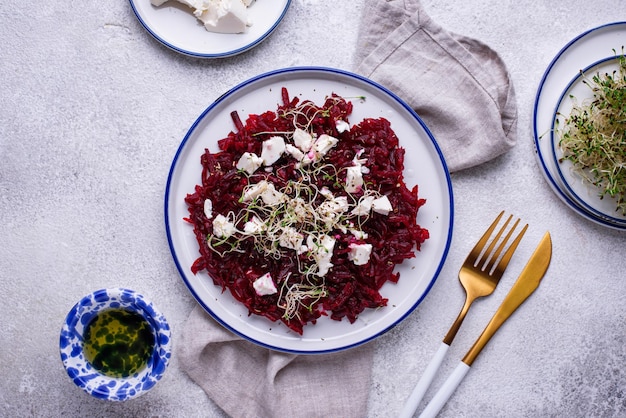 Insalata salutare con barbabietola e feta