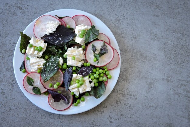 Insalata salutare con basilico radicchio formaggio bianco e piselli