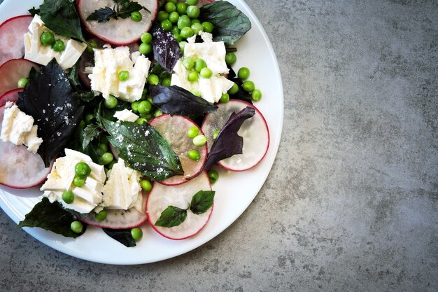 Insalata salutare con basilico radicchio formaggio bianco e piselli