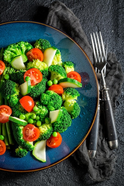 Insalata salutare con pomodorini, asparagi e broccoli