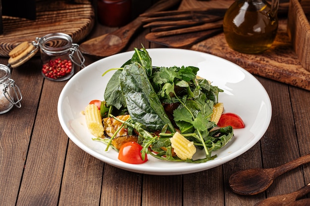 Insalata salutare di spinaci con melanzane e mais