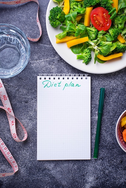 Insalata sana, acqua pulita e nastro di misurazione.