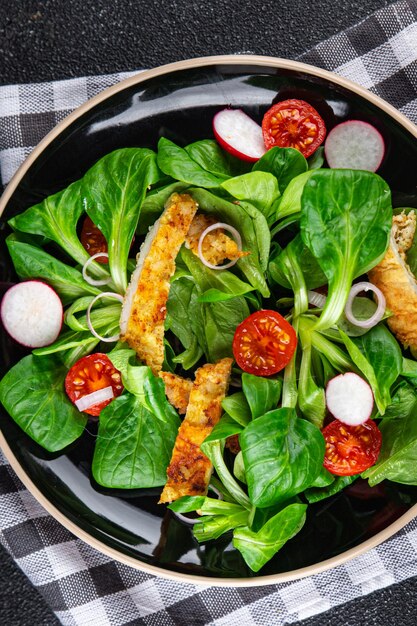 insalata sana carne di pollo, verdure, pomodori, ravanelli, foglie verdi mescolano lattuga pasto sano