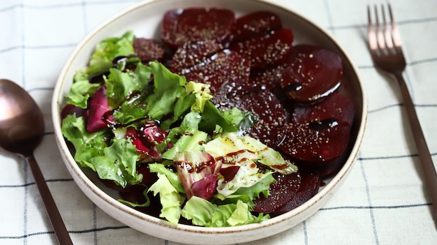 Insalata sana con barbabietole e foglie fresche Insalata dimagrante con olio d'oliva e succo di limone barbabietole e lattuga