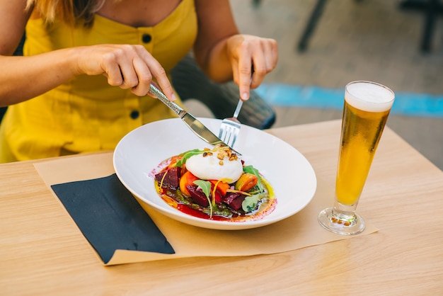 Insalata sana con burrata, insalata di rucola e barbabietola