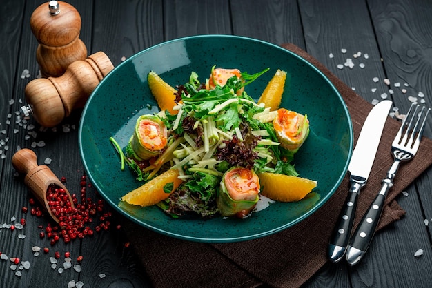 Insalata sana con crema di zucchine salmone e arancia