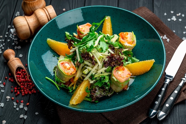 Insalata sana con crema di zucchine salmone e arancia