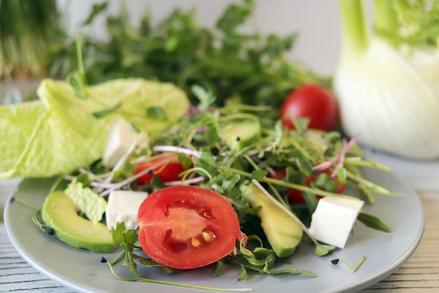 Insalata sana con microgreen avocado arugula e formaggio feta ingredienti naturali e biologici