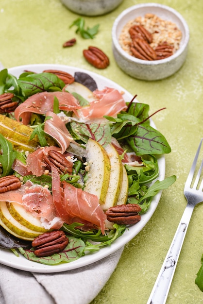 Insalata sana con pera, prosciutto e noci pecan