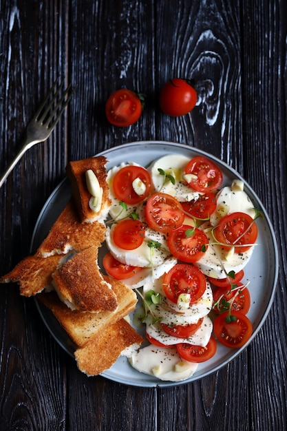 Insalata sana con pomodori mozzarella e crostini Insalata di panzanella