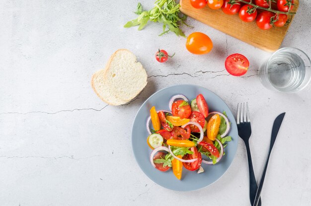 Insalata sana con pomodorini rossi e gialli