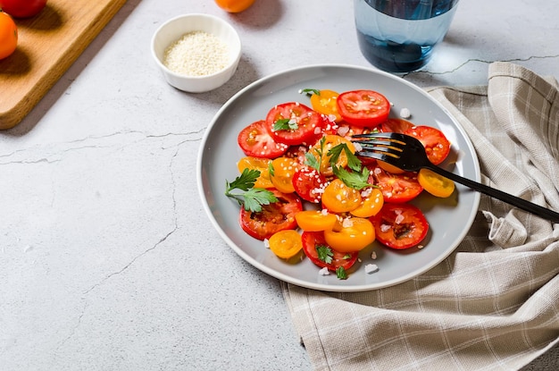 Insalata sana con pomodorini rossi e gialli